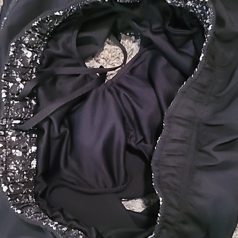 STUNNING NIKE TEMPO DRIFIT RUNNING SHORTS CURVED HEM WITH MESH - Picture 9 of 9